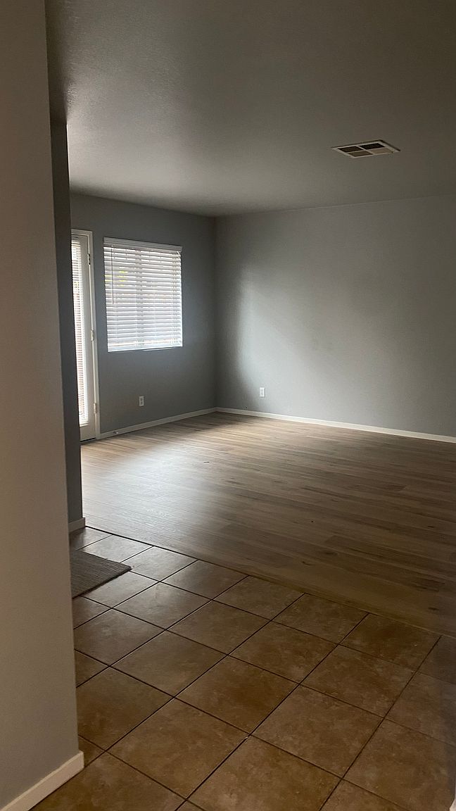 2460 Avignon Cir photo 3