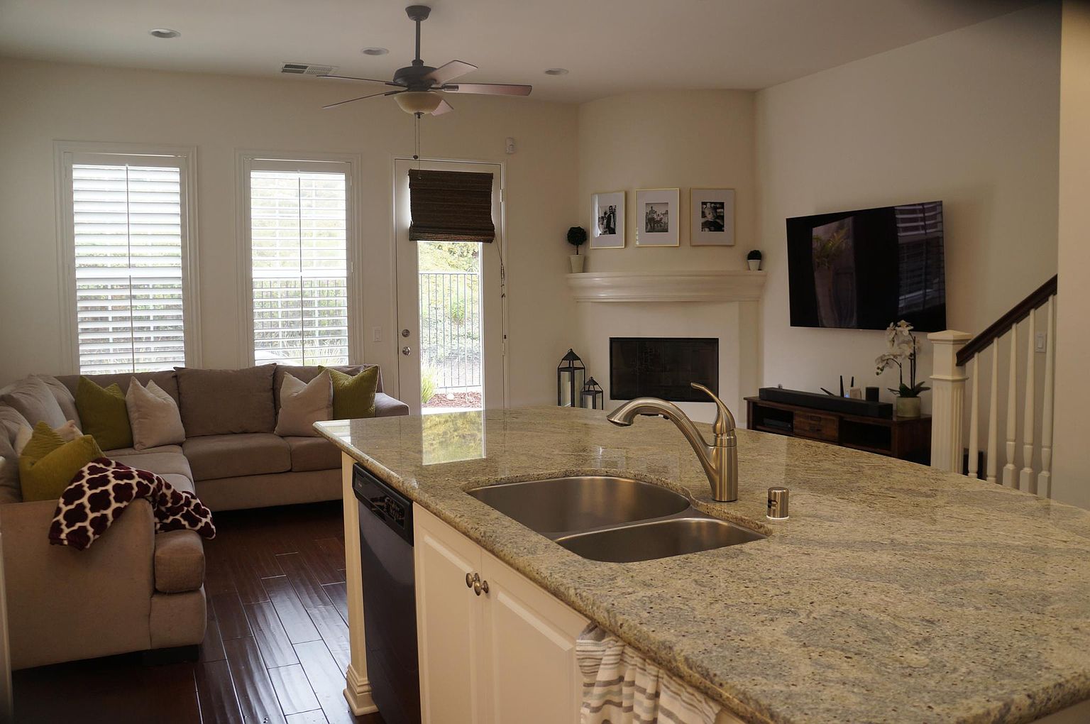 1052 Breakaway Dr photo 2