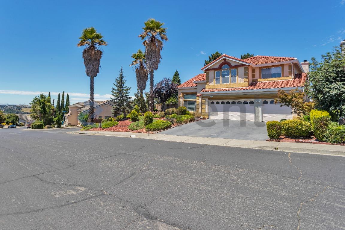 1001 Sandhurst Drive photo 3