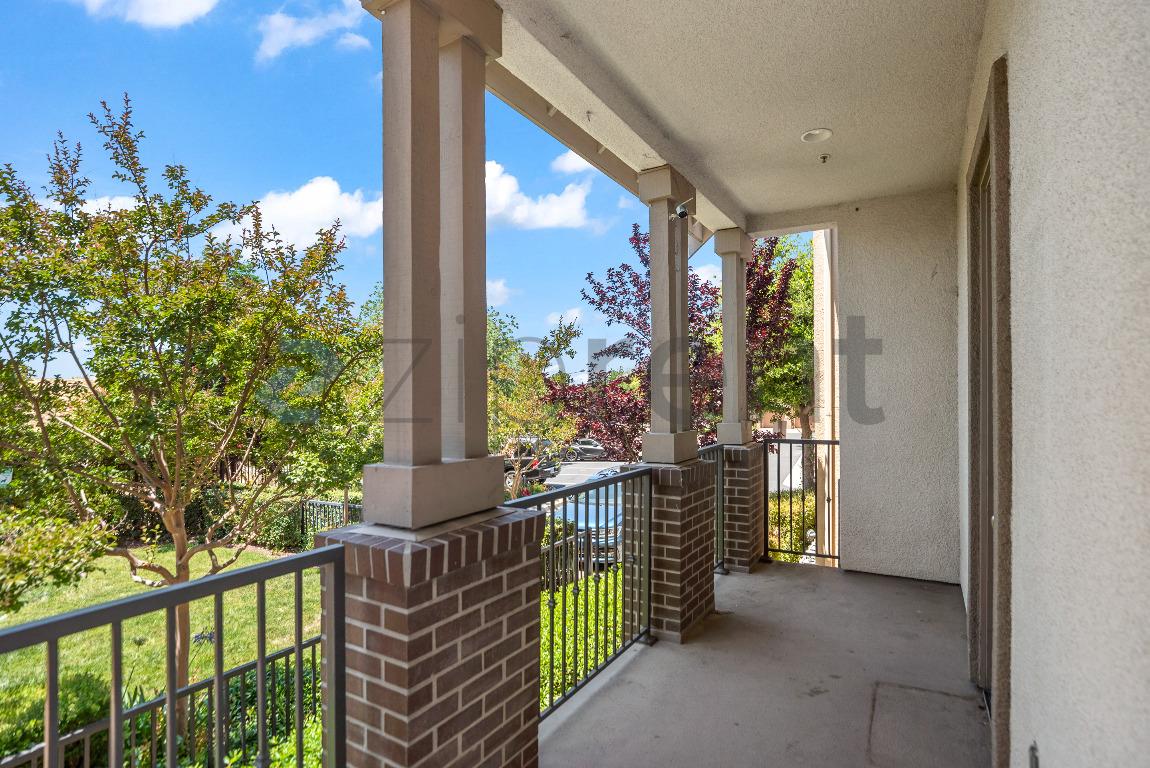 1076 Sapphire Terrace photo 4