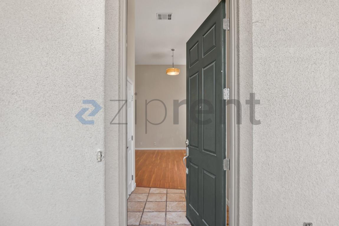 1076 Sapphire Terrace photo 5