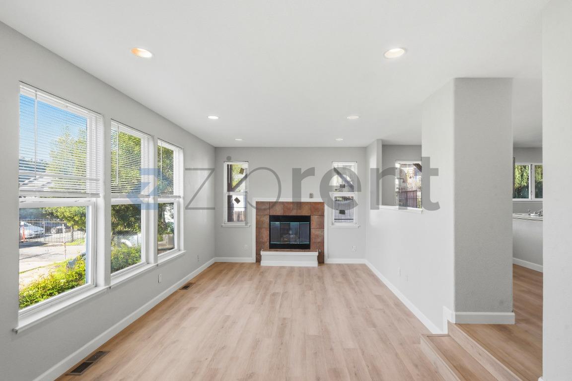 2124 E 20th St photo 3