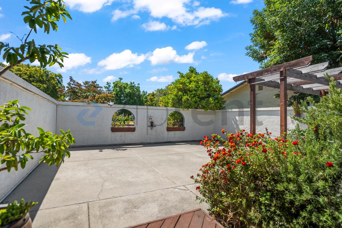 7525 Hazelnut Dr photo 3