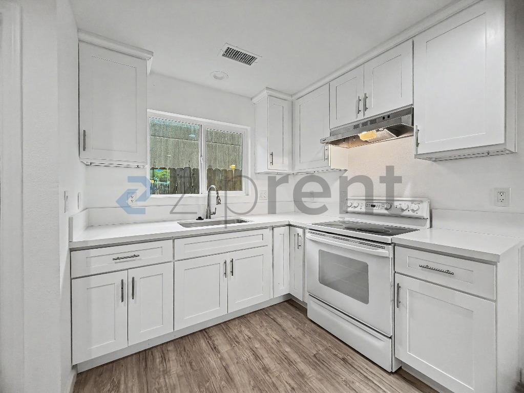872 W 18th St photo 3