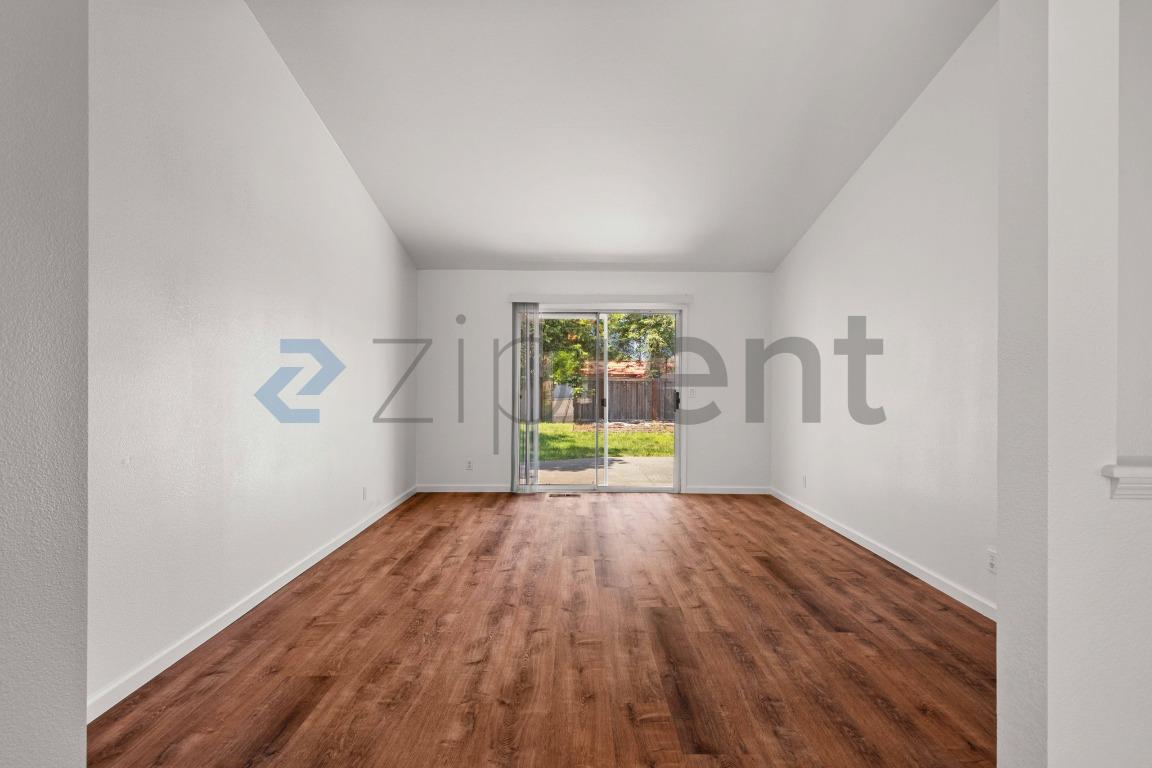 1425 Country Manor Drive photo 5