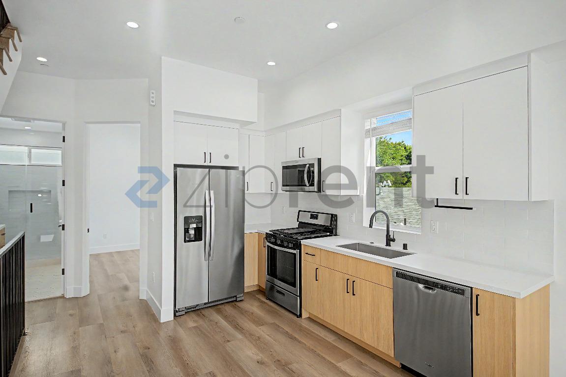 5230 1/2 Tilden Avenue photo 3