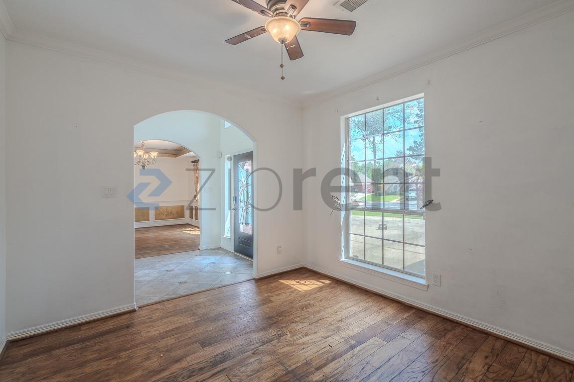14911 Oxford Way photo 2