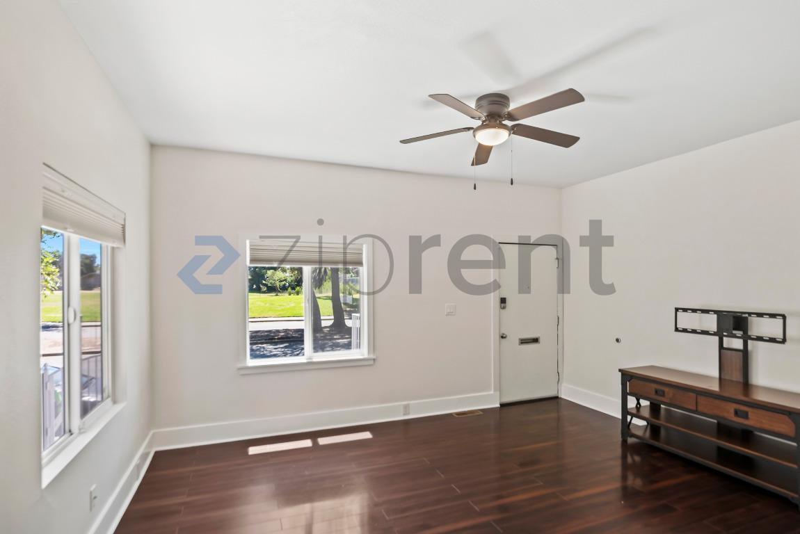 Unit 1104 photo 2