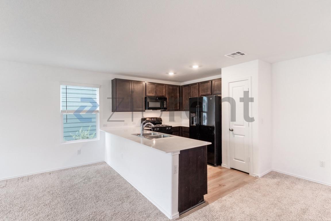 889 Powell photo 3