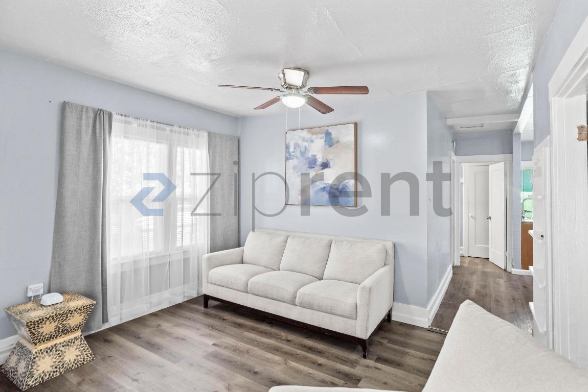 Unit 5915 photo 2