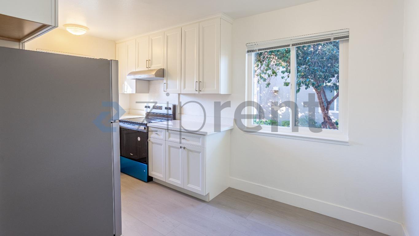 1797 Bradford Way photo 4