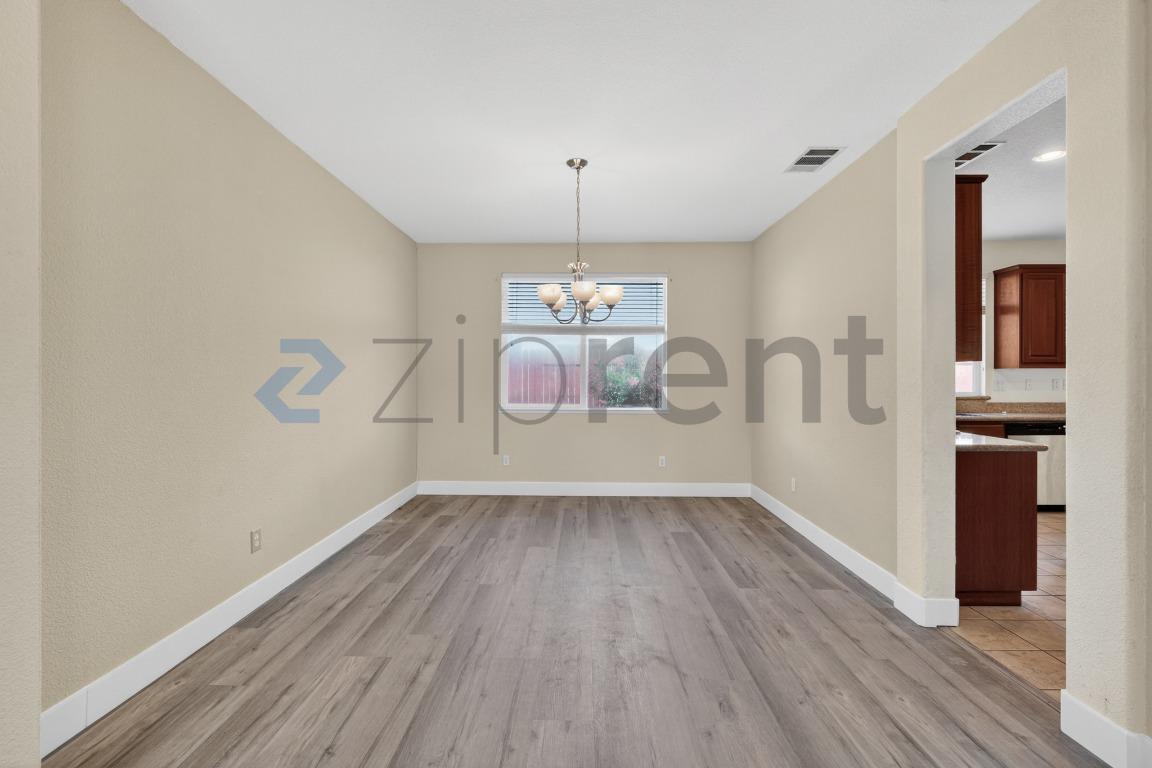 26 Escher Cir photo 5