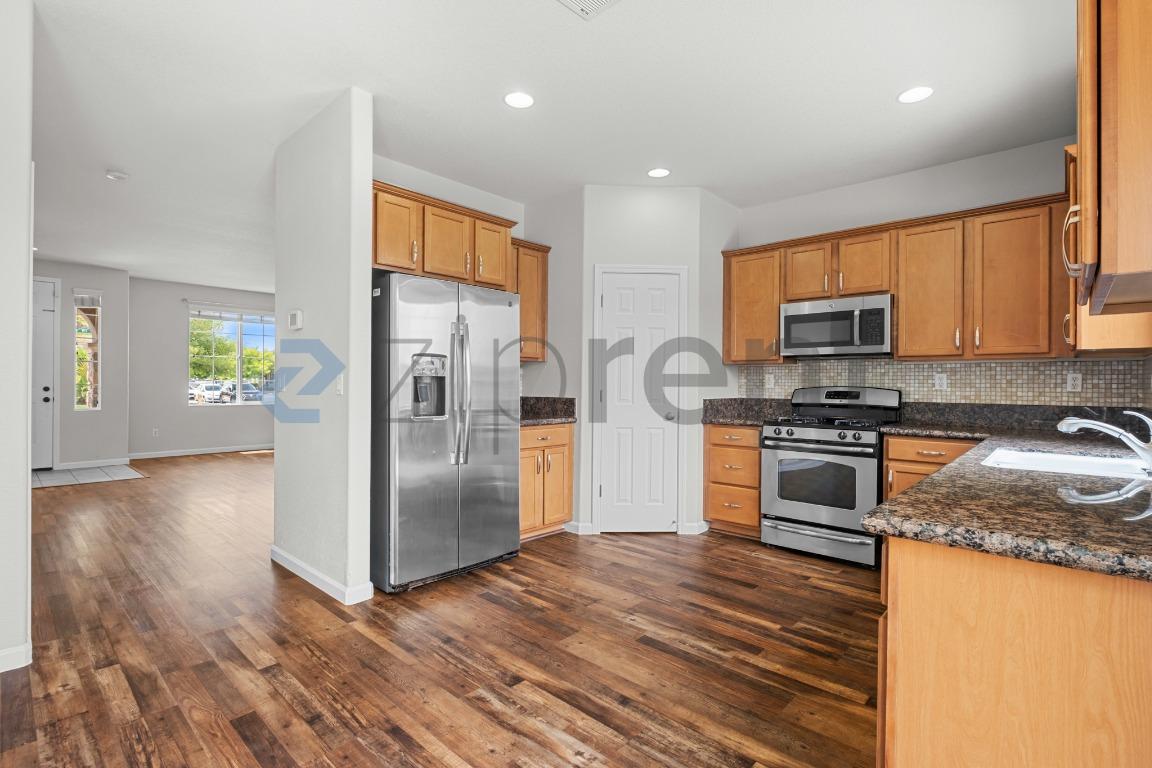 1000 Morning Glory Way photo 3
