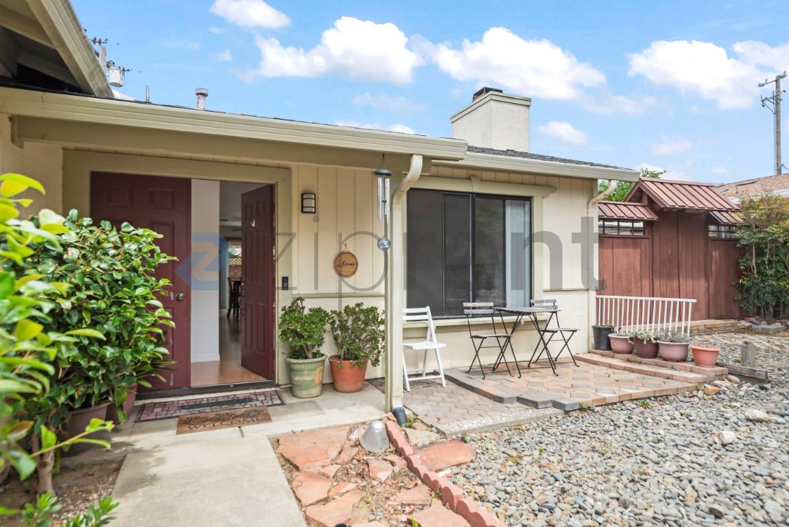 2872 Pickford Place photo 5