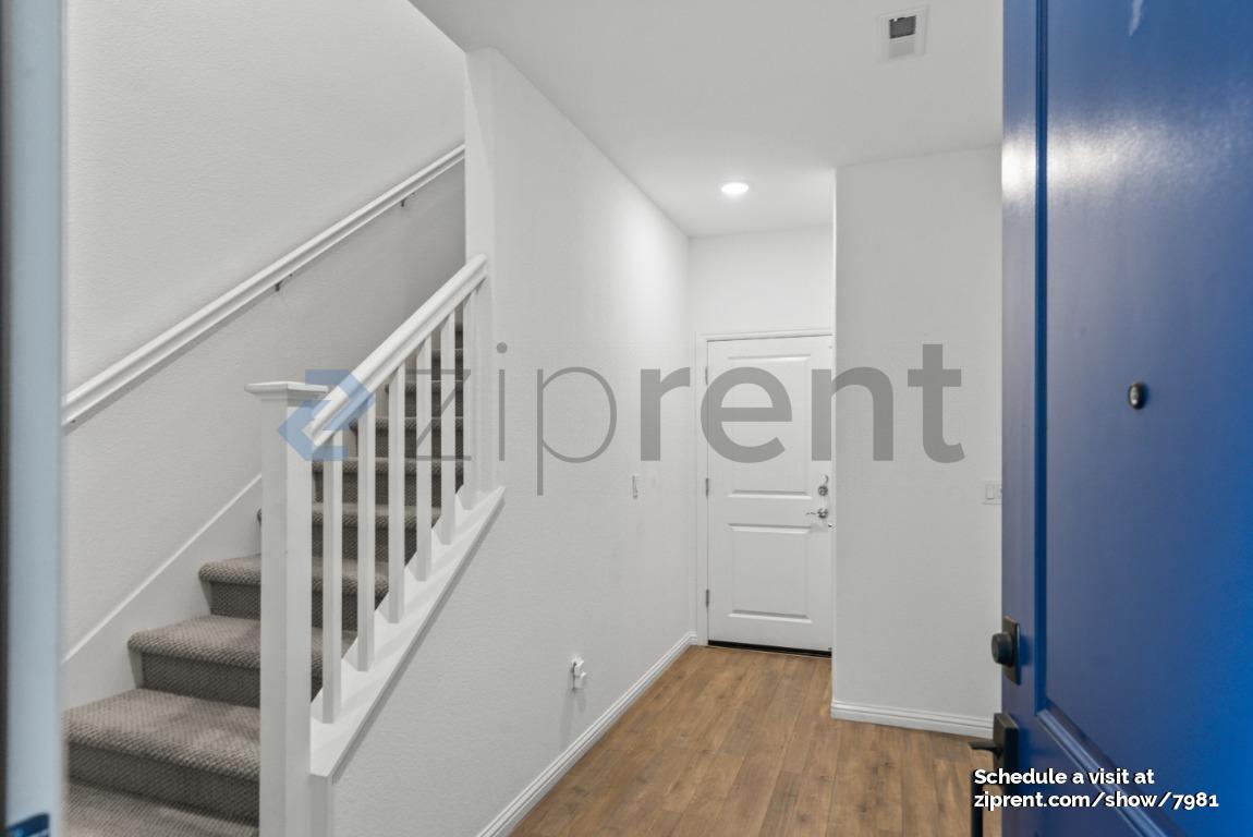 586 Jayne Court photo 3