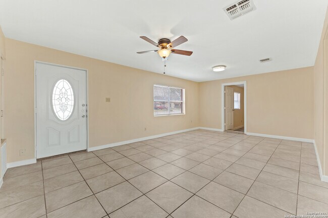 3323 W Woodlawn Ave San Antonio, TX 78228 photo 4