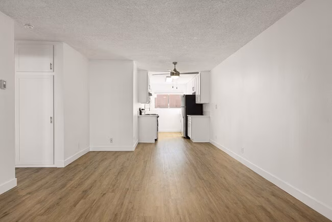 Valle at 9121 Kenwood photo 3