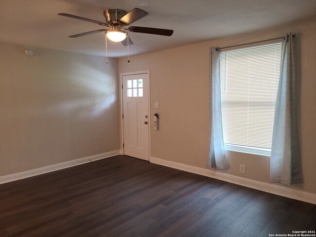 10446 Mountain Vw Dr San Antonio, TX 78251 photo 4