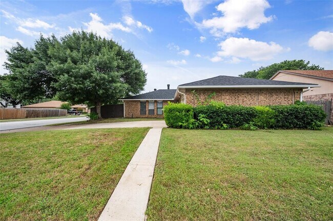 2318 Clearhaven Dr Arlington, TX 76014 photo 2