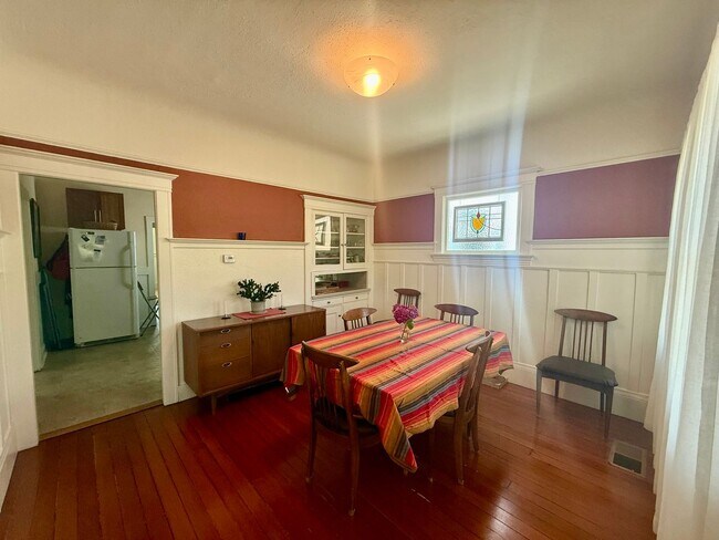 Spacious 2 Bedroom/2 Bath Fully Furnished Home photo 2