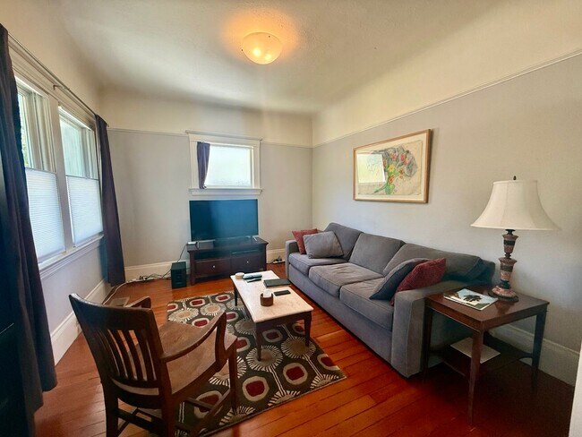 Spacious 2 Bedroom/2 Bath Fully Furnished Home photo 4