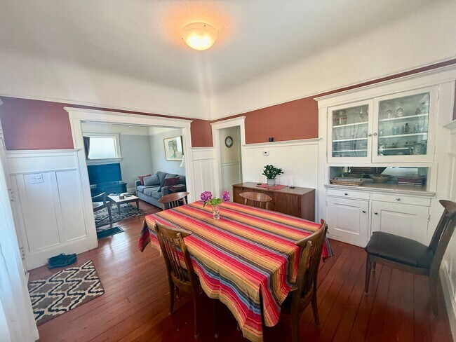 Spacious 2 Bedroom/2 Bath Fully Furnished Home photo 3