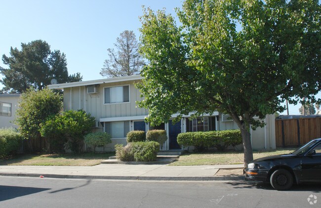 628 Laura Dr photo 3