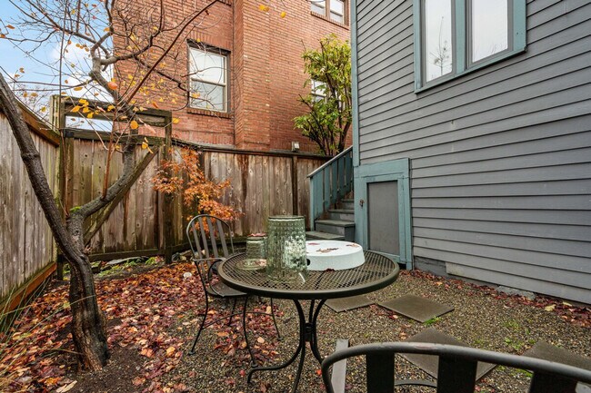 1208 E Thomas St Seattle, WA 98102 photo 3