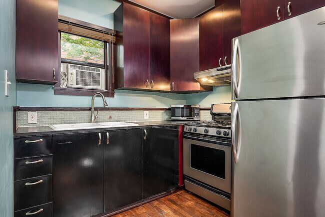 1208 E Thomas St Seattle, WA 98102 photo 4