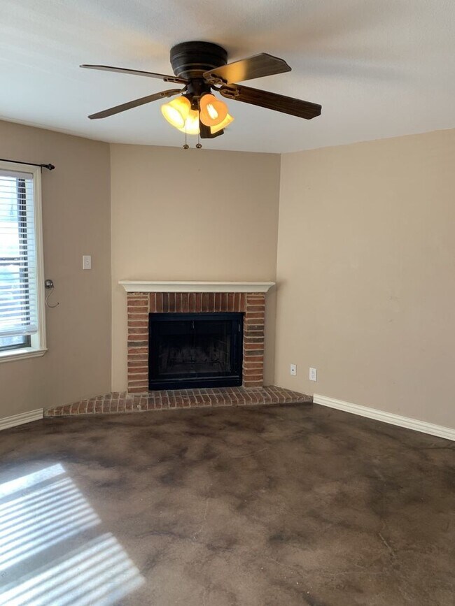 716 W Mulberry St Denton, TX 76201 photo 2