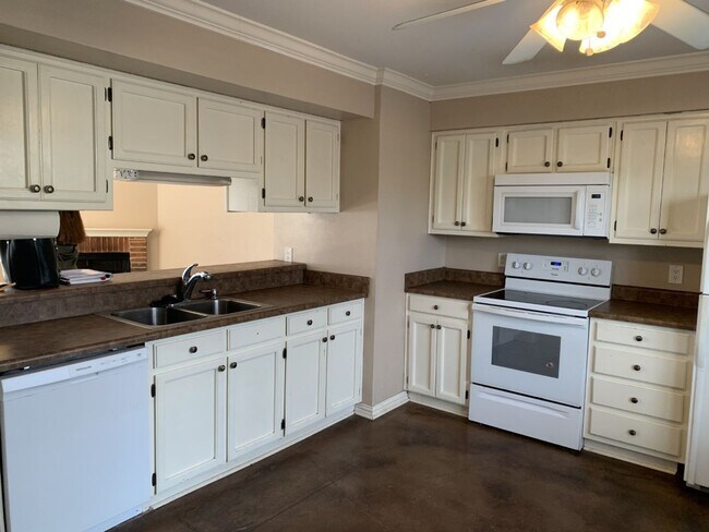 716 W Mulberry St Denton, TX 76201 photo 3