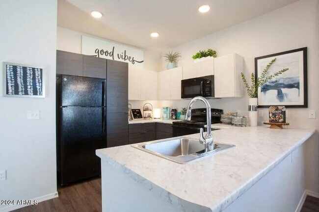 1950 W Tierra Buena Ln Phoenix, AZ 85023 photo 3