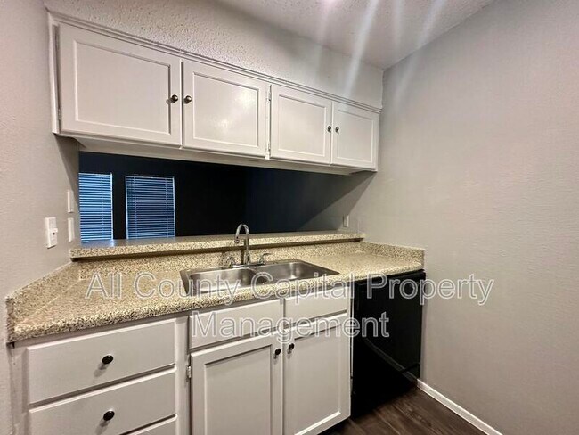 5426 Menchaca Rd Austin, TX 78745 photo 2