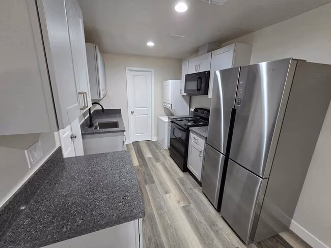 4762 Voltaire St San Diego, CA 92107 photo 2
