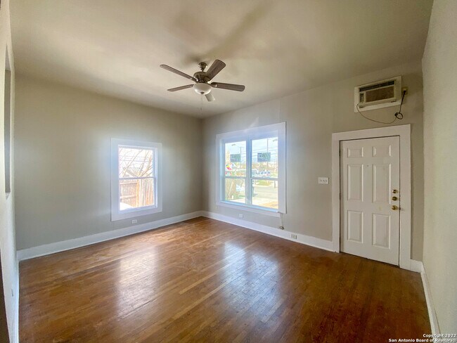 404 E Carson St San Antonio, TX 78208 photo 4
