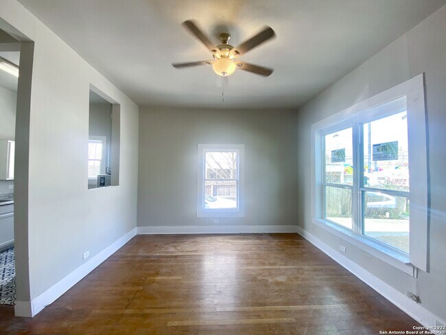 404 E Carson St San Antonio, TX 78208 photo 5