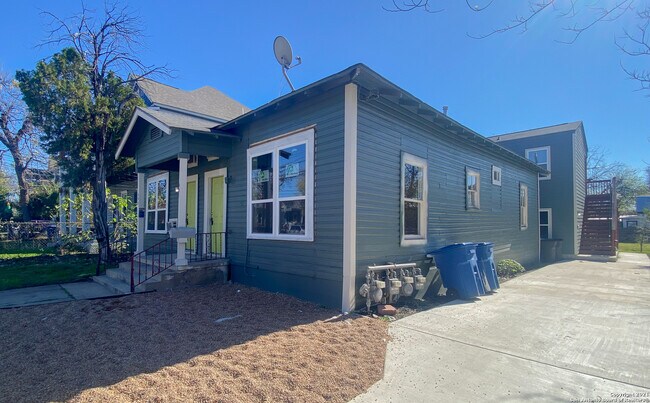 404 E Carson St San Antonio, TX 78208 photo 2
