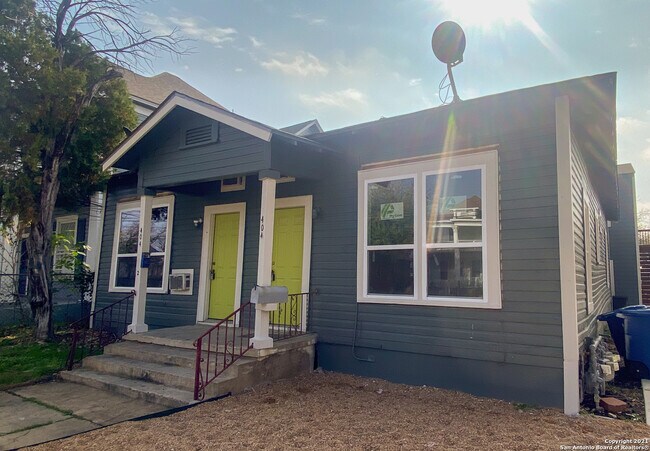 404 E Carson St San Antonio, TX 78208 photo 3