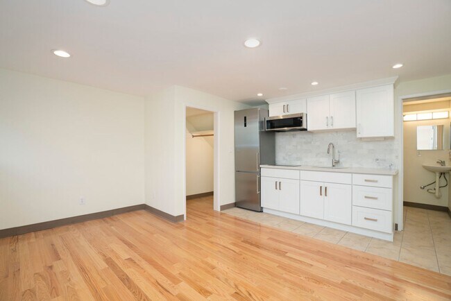 310 Boston St Seattle, WA 98109 photo 2