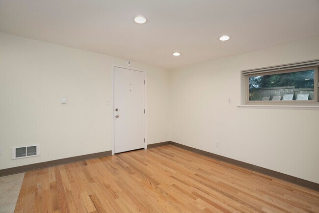 310 Boston St Seattle, WA 98109 photo 4