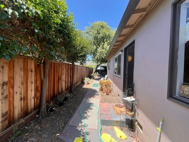 1134 Redwood Ave Redwood City, CA 94061 photo 3