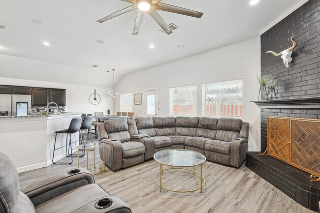 521 E Robin Ct DeSoto, TX 75115 photo 2