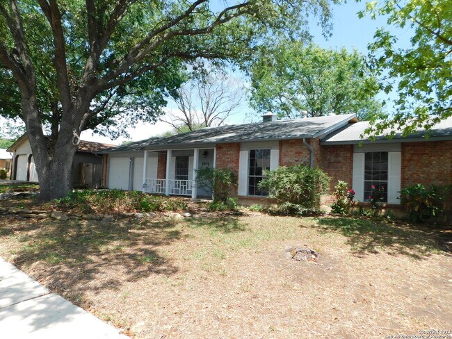 5015 El Capitan St San Antonio, TX 78233 photo 2