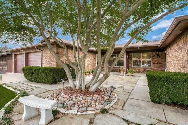 212 East Worth Street, Grapevine, TX 76051 photo 2