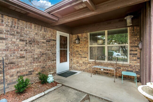 212 East Worth Street, Grapevine, TX 76051 photo 3