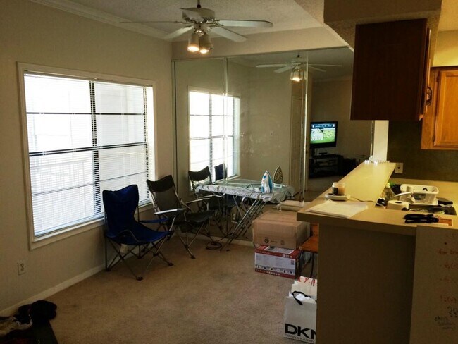 915 W 23rd St Austin, TX 78705 photo 4