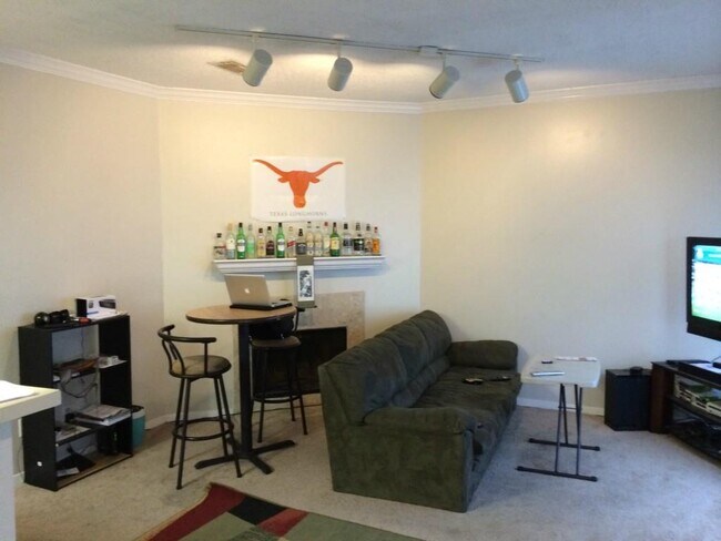 915 W 23rd St Austin, TX 78705 photo 2
