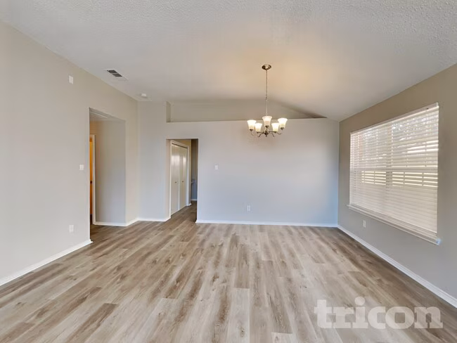 6002 Flyers Ln Arlington, TX 76018 photo 3