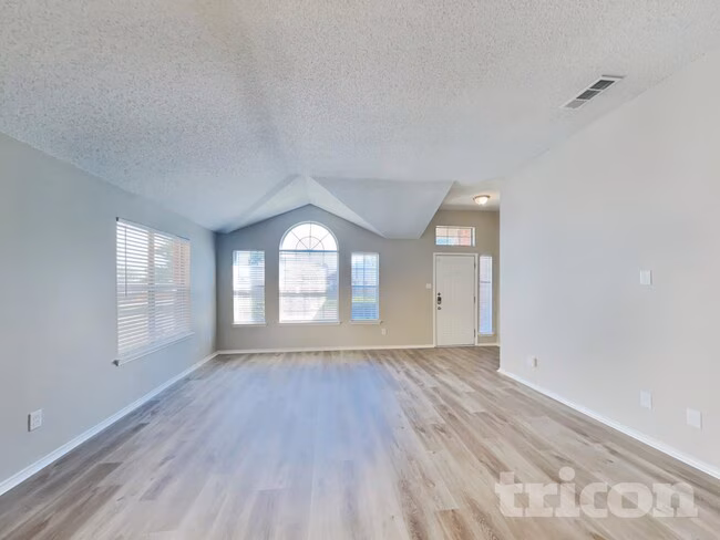 6002 Flyers Ln Arlington, TX 76018 photo 2